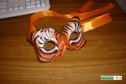 Hogyan készítsünk egy tigris maszkot maskara a kezüket