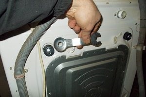 A szállítási tartozékok eltávolítása csavarokat a mosógép