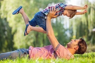 Ahogy az apa életkora befolyásolja a gyermek egészségére