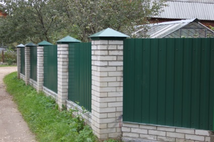 Kombinált kerítések Moszkvában, az ár olcsó, az építési kerítések kombinált tégla