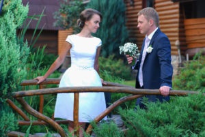 Rövid fehér ruhát az esküvő, két szín, fotó