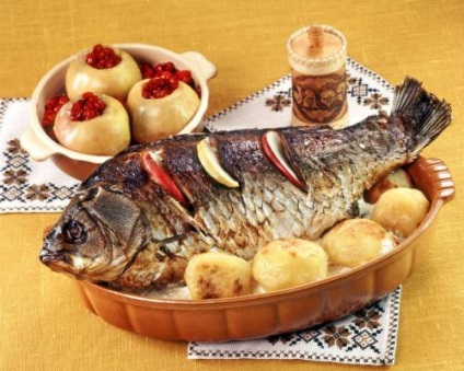Gyönyörű kép Sült hal burgonyával az asztalon, szép háttérképet sült hal