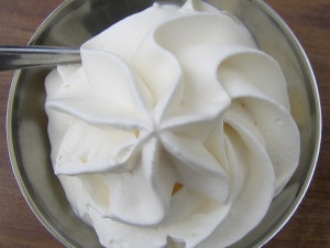 Krémes mézes sütemény sűrített tejjel, a recept egy fotót