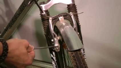 Ne működtesse a féket a kerékpár, hogyan állítsa be a féket meg a kezét