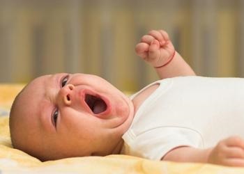 Újszülött és grudnichok nem alszik egész nap 6 tünetei és okai Az alvászavarok 6