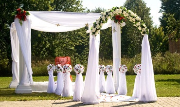 Esküvői dekorációk virággal, dekoráció friss virágok - esküvői dekoráció