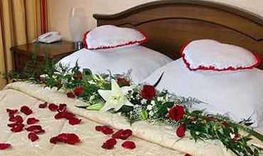 Esküvői dekorációk virággal, dekoráció friss virágok - esküvői dekoráció