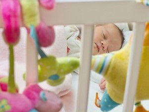 Скільки повинен спати новонароджена дитина в добу