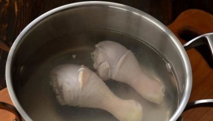 Főzni csirkecomb, amíg készen áll a díszítéshez leves