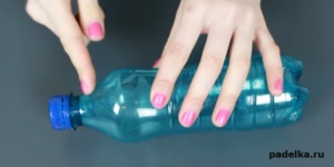 Saltshaker kezük ki kupakok műanyag palackok (kezével) Saltshaker kezük ki kupakok műanyag palackok