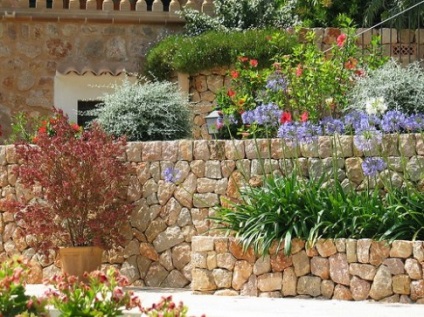Mediterrán stílusú kerttervezés helyén