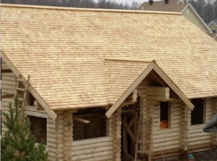 Az építés egy fából készült ház tető eszköz technológia és szakaszok