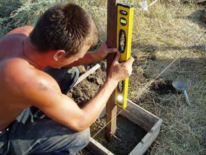 Telepítése a pólusok a kerítés, fém, fa és egyéb építési, videó és fotók