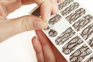 Víz matricákat a köröm, mint a ragasztó, a technika (fotó) (ragasztó) Víz matricákat a köröm, mint a ragasztó, a technika (fotó)