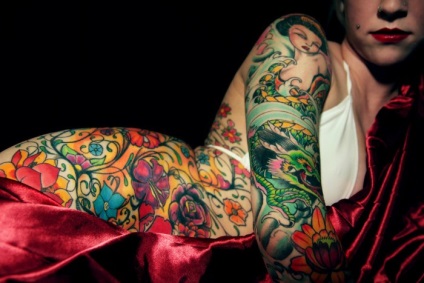 A művészek és fotósok a világ minden tájáról a tetoválás, mint művészeti
