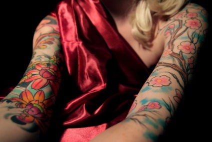 A művészek és fotósok a világ minden tájáról a tetoválás, mint művészeti