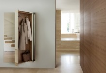 Tükör a folyosón fotó design, áll a belső kialakítás egy bagett kezét, egy nagy (Mirror) Tükör a folyosón fotó design, áll a belsőépítészeti nyomatok a kezüket, a legnagyobb
