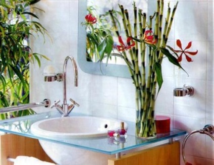 Friss virágok egy fürdőszoba nélküli ablakok kialakítása helyszíneket és az őket gondozó