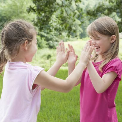 10 Classic Handklatschen Spiele Ihr Kind zu lehren