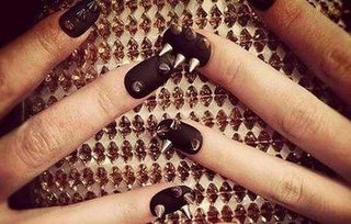 11 façons créatives de porter du noir Vernis à ongles