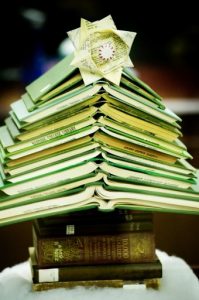 17 DIY Anleitungen und Ideen Machen Sie einen Weihnachtsbaum mit Büchern, Guide Patterns