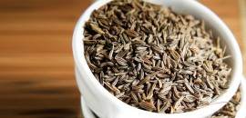 19 Avantages étonnants et utilisations de Cumin (Jeera) pour la peau, des cheveux et santé