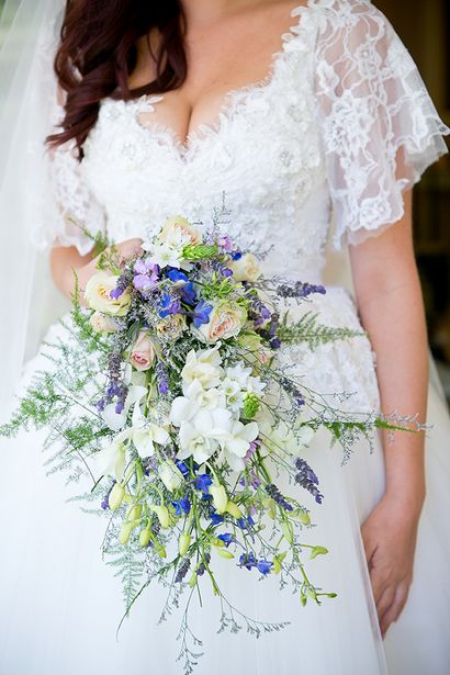 25 Cascade et longues bouquets de mariée