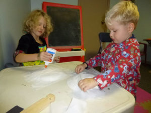 5 einfache Halloween Pappteller Basteln für Kinder