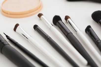 6 astuces de maquillage magiques pour plus durable fard à paupières