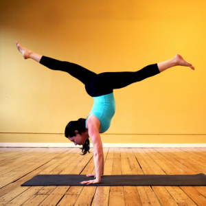 8 Yoga Poses Sie Ihren Handstand Hilfe Get On