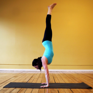 8 Poses de yoga pour vous aider à obtenir votre appui renversé sur