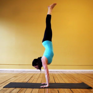 8 Yoga Poses Sie Ihren Handstand Hilfe Get On