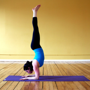 8 Yoga Poses Sie Ihren Handstand Hilfe Get On