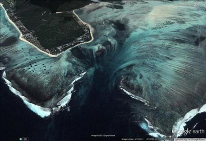Absolutely Stunning Illusion eines Unterwasser-Wasserfall in Mauritius