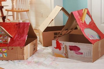 Une maison de poupées en carton bricolage à partir d'une boîte