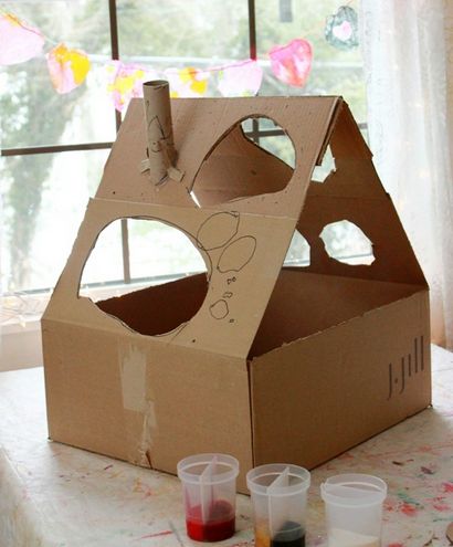 Une maison de poupées en carton bricolage à partir d'une boîte