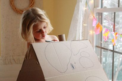 Une maison de poupées en carton bricolage à partir d'une boîte