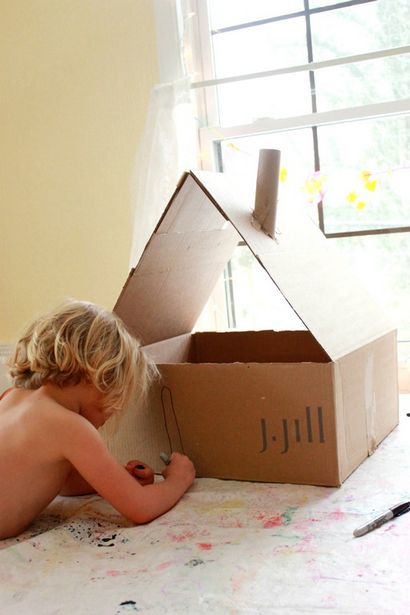 Une maison de poupées en carton bricolage à partir d'une boîte