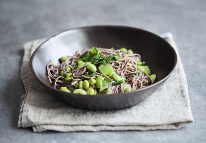 Azuki Bean nouilles avec bok choy, edamame, et Miso Sauce sésame, Helping pleine