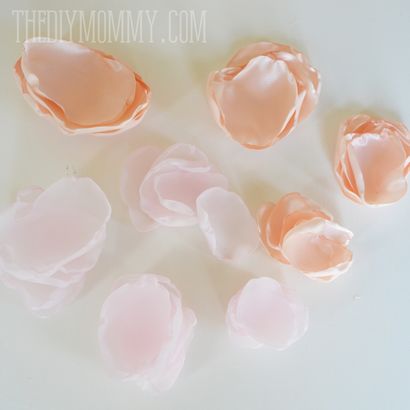 Ein kostenloses Tutorial und Muster, wie Stoff Pfingstrosen und Rosen zu machen, die DIY Mama