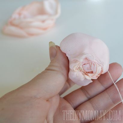 Ein kostenloses Tutorial und Muster, wie Stoff Pfingstrosen und Rosen zu machen, die DIY Mama