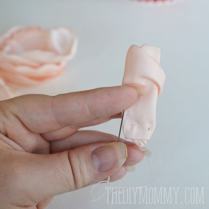 Un tutoriel gratuit et modèle pour la façon de faire pivoines et roses tissu, le bricolage maman