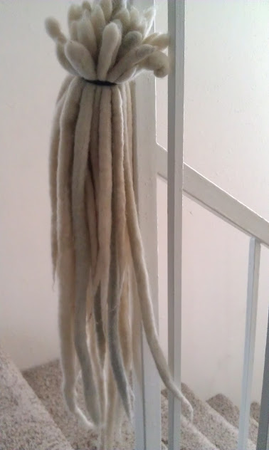 A - Comment - sur dreads en laine réalistes