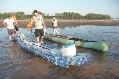 Ein Kajak aus recycelten Flaschen Floats unten Argentinien s Parana-Fluss, Inhabitat - Green Design,