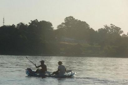 Ein Kajak aus recycelten Flaschen Floats unten Argentinien s Parana-Fluss, Inhabitat - Green Design,