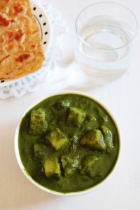 Aloo Palak recette (Aloo recette de sauce palak, curry épinards de pomme de terre)