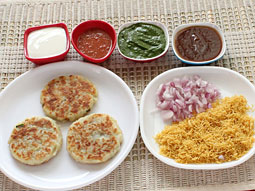 Aloo Tikki Chaat recette à l'étape par étape Photos - Indian Street Food Experience