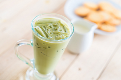 Ein Iced Matcha Mandelmilch Latte Rezept, das Sie zu Hause machen können