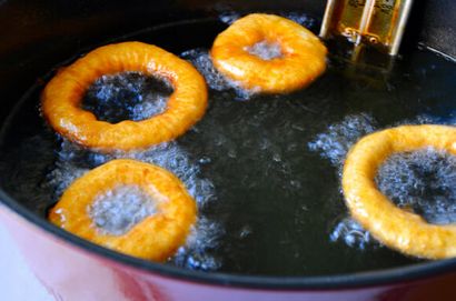 Apple-Fritter Ringe mit Karamell-Soße-Rezept