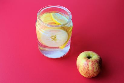 Apfel-Zitronen-Ingwer-angereichertes Wasser